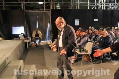 MIchele Bonatesta risale sul palco, dopo avere minacciato d\'andarsene