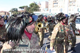 Sfilano i bersaglieri