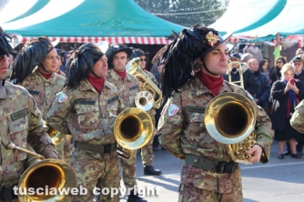 Sfilano i bersaglieri
