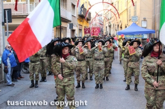 Sfilano i bersaglieri