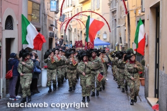 Sfilano i bersaglieri
