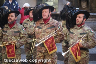 Sfilano i bersaglieri