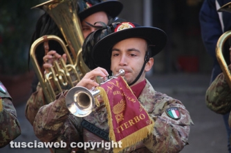 Sfilano i bersaglieri