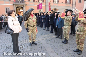 Sfilano i bersaglieri