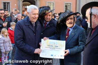 Sfilano i bersaglieri