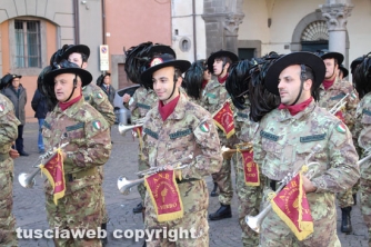 Sfilano i bersaglieri