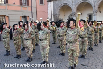 Sfilano i bersaglieri