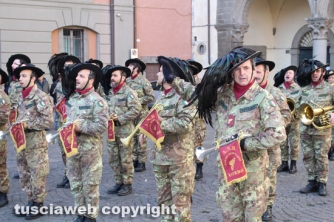 Sfilano i bersaglieri