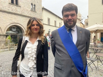 Viterbo - Alessandra Troncarelli e Alessandro Romoli alla sfilata dell'associazione nazionale vigili del fuoco