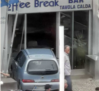 Viterbo - Sfonda con la macchina la vetrina del bar alla cittadella