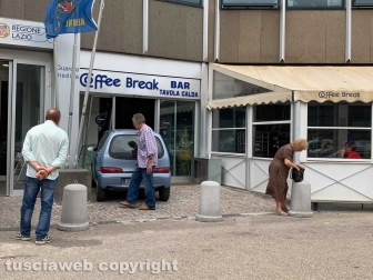 Viterbo - Sfonda con la macchina la vetrina del bar alla cittadella