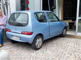 Viterbo - Sfonda con la macchina la vetrina del bar alla cittadella