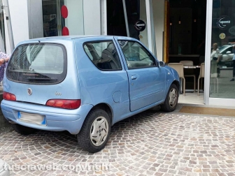 Viterbo - Sfonda con la macchina la vetrina del bar alla cittadella