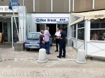 Viterbo - Sfonda con la macchina la vetrina del bar alla cittadella