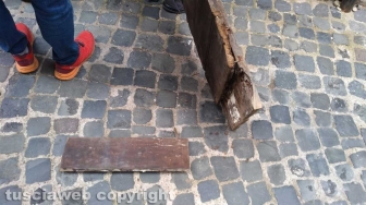 Viterbo - Via della Casaccia - Sfondano la porta e si introducono dentro una cantina