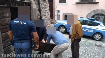 Viterbo - Via della Casaccia - Sfondano la porta e si introducono dentro una cantina - Interviene la polizia