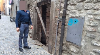 Viterbo - Via della Casaccia - Sfondano la porta e si introducono dentro una cantina - Interviene la polizia