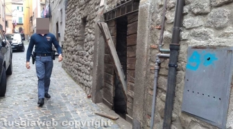 Viterbo - Via della Casaccia - Sfondano la porta e si introducono dentro una cantina - Interviene la polizia