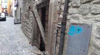 Viterbo - Via della Casaccia - Sfondano la porta e si introducono dentro una cantina