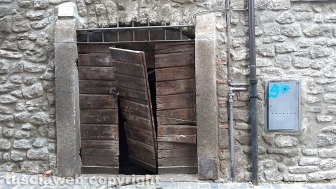 Viterbo - Via della Casaccia - Sfondano la porta e si introducono dentro una cantina