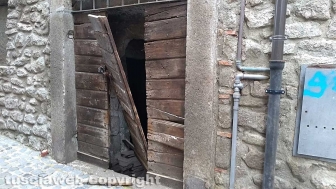 Viterbo - Via della Casaccia - Sfondano la porta e si introducono dentro una cantina