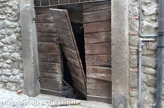 Viterbo - Via della Casaccia - Sfondano la porta e si introducono dentro una cantina