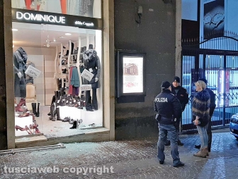 Viterbo - Sfondata vetrina al corso