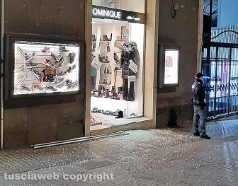 Viterbo - Sfondata vetrina al corso