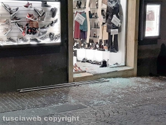 Viterbo - Sfondata vetrina al corso