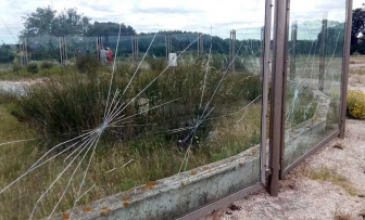 Sfondate le vetrate del Bullicame