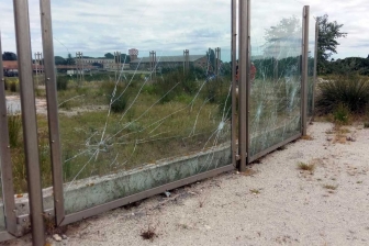 Sfondate le vetrate del Bullicame