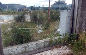 Sfondate le vetrate del Bullicame