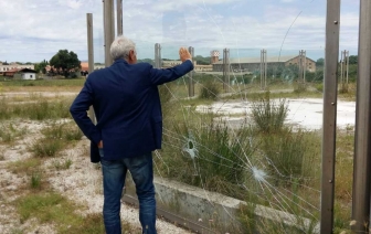 Sfondate le vetrate del Bullicame