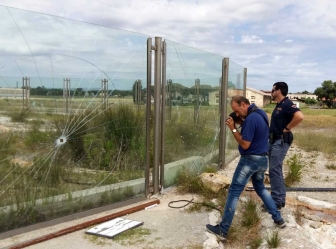 Sfondate le vetrate del Bullicame