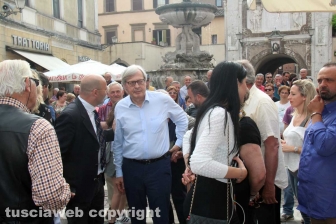 Sgarbi... baci, abbracci e contestazioni