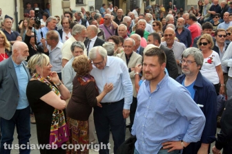 Sgarbi... baci, abbracci e contestazioni