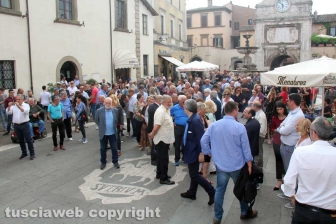 Sgarbi... baci, abbracci e contestazioni