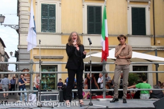 Sgarbi... baci, abbracci e contestazioni