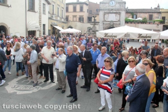 Sgarbi... baci, abbracci e contestazioni