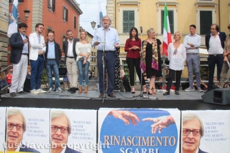 Sgarbi... baci, abbracci e contestazioni
