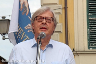 Sgarbi... baci, abbracci e contestazioni