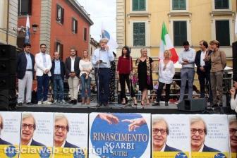 Sgarbi... baci, abbracci e contestazioni
