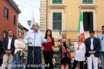 Sgarbi... baci, abbracci e contestazioni