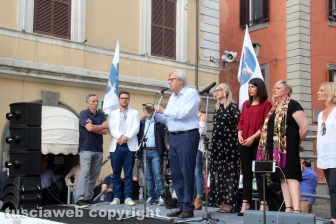 Sgarbi... baci, abbracci e contestazioni