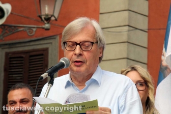 Sgarbi... baci, abbracci e contestazioni