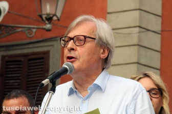 Sgarbi... baci, abbracci e contestazioni