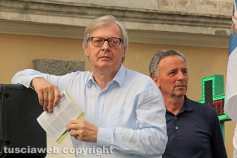 Sgarbi... baci, abbracci e contestazioni