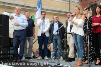 Sgarbi... baci, abbracci e contestazioni