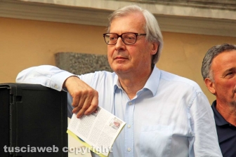 Sgarbi... baci, abbracci e contestazioni