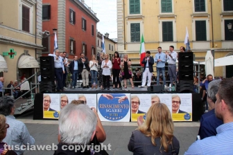 Sgarbi... baci, abbracci e contestazioni